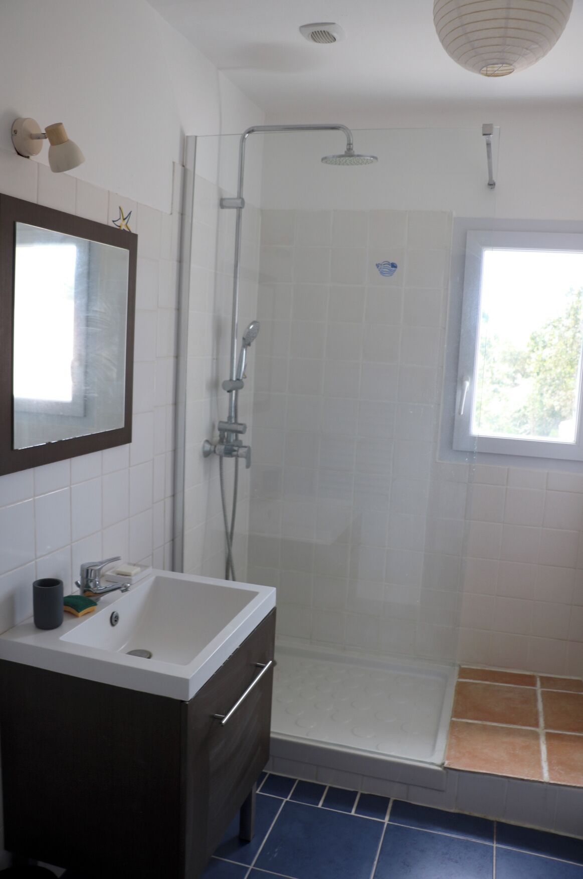Douche, sèche-cheveux, bidet, serviettes fournies