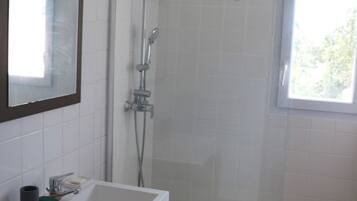 Douche, sèche-cheveux, bidet, serviettes fournies
