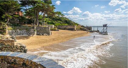 Family home with large garden on the Jade coast