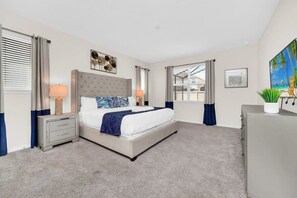 7 soverom, skrivebord, strykejern/-brett og reiseseng for barn