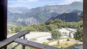 A mountain view from a wooden balcony with a clear sky. - PMR Apartment in Corbier, Valley View, Balcony (Le Corbier)