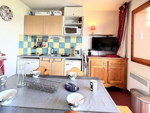 Refrigerador, microondas, lavavajillas y cafetera y tetera 
