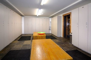 Ein Hotelzimmer mit einem großen Bett, einem Nachttisch aus Holz, einem Spiegel und einem Kleiderschrank.