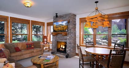 Black Bear Hideout,Ski in/out,Ski Locker,Hot tub!