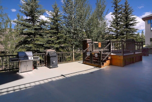 Black Bear Hideout,Ski in/out,Ski Locker,Hot tub!