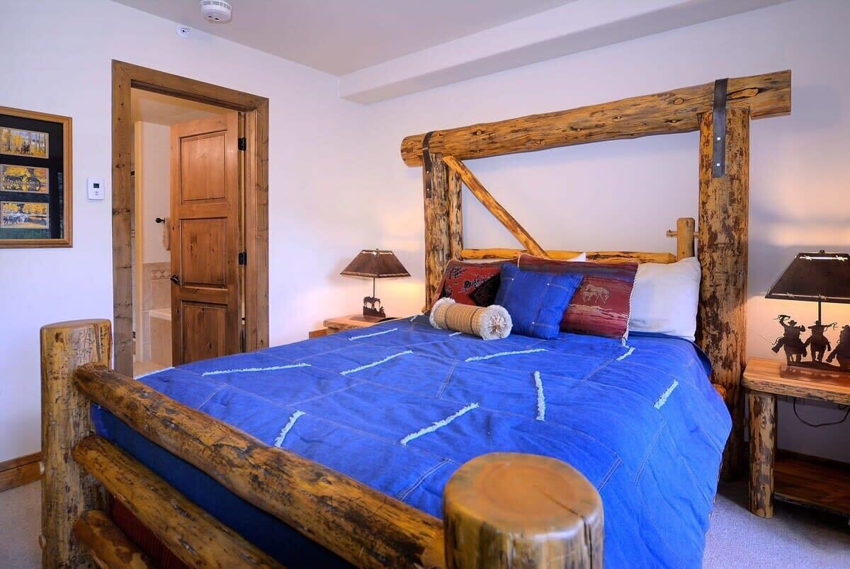 2 bedrooms, travel cot, WiFi, bed sheets