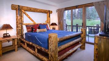 2 bedrooms, travel cot, WiFi, bed sheets