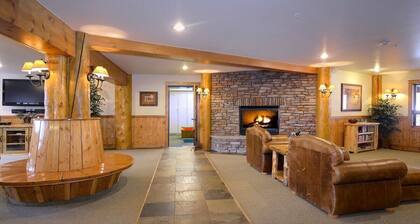 Black Bear Hideout,Ski in/out,Ski Locker,Hot tub!