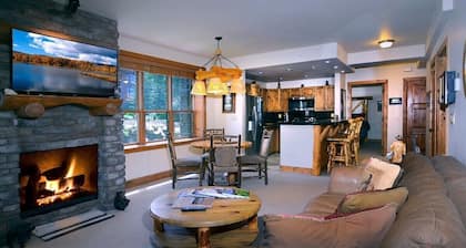 Black Bear Hideout,Ski in/out,Ski Locker,Hot tub!