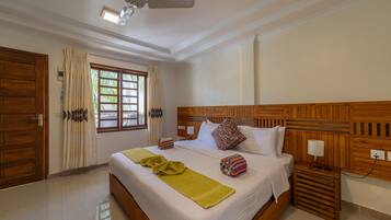 Decoración personalizada, escritorio y cortinas blackout