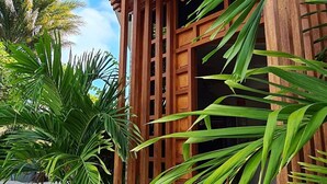 Un edificio con un letrero que dice "ADHOO INN" y fachada de madera.