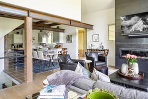 TV, fireplace