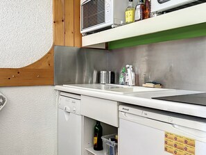 ثلاجة، ميكروويف، موقد طهي مسطح، غسالة أطباق