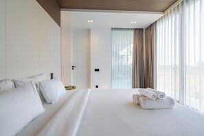 In-room safe, desk, laptop workspace, blackout curtains - Green Flow Villa 8 (Ubud)