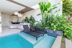 Outdoor pool, pool loungers - Green Flow Villa 8 (Ubud)