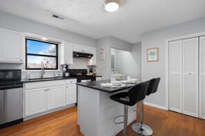 Jääkaappi, mikroaaltouuni, uuni, liesi