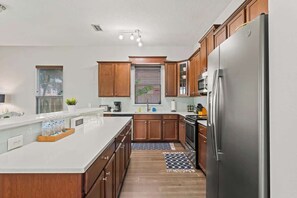 Refrigerador, microondas, horno y parrilla de estufa 