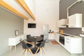 Kühlschrank, Mikrowelle, Ofen, Herdplatte