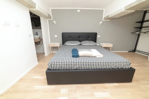 1 slaapkamer, een strijkplank/strijkijzer, reisbedje, beddengoed