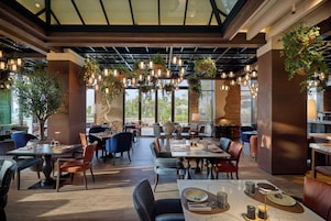 5 restaurants; breakfast, lunch, and dinner served