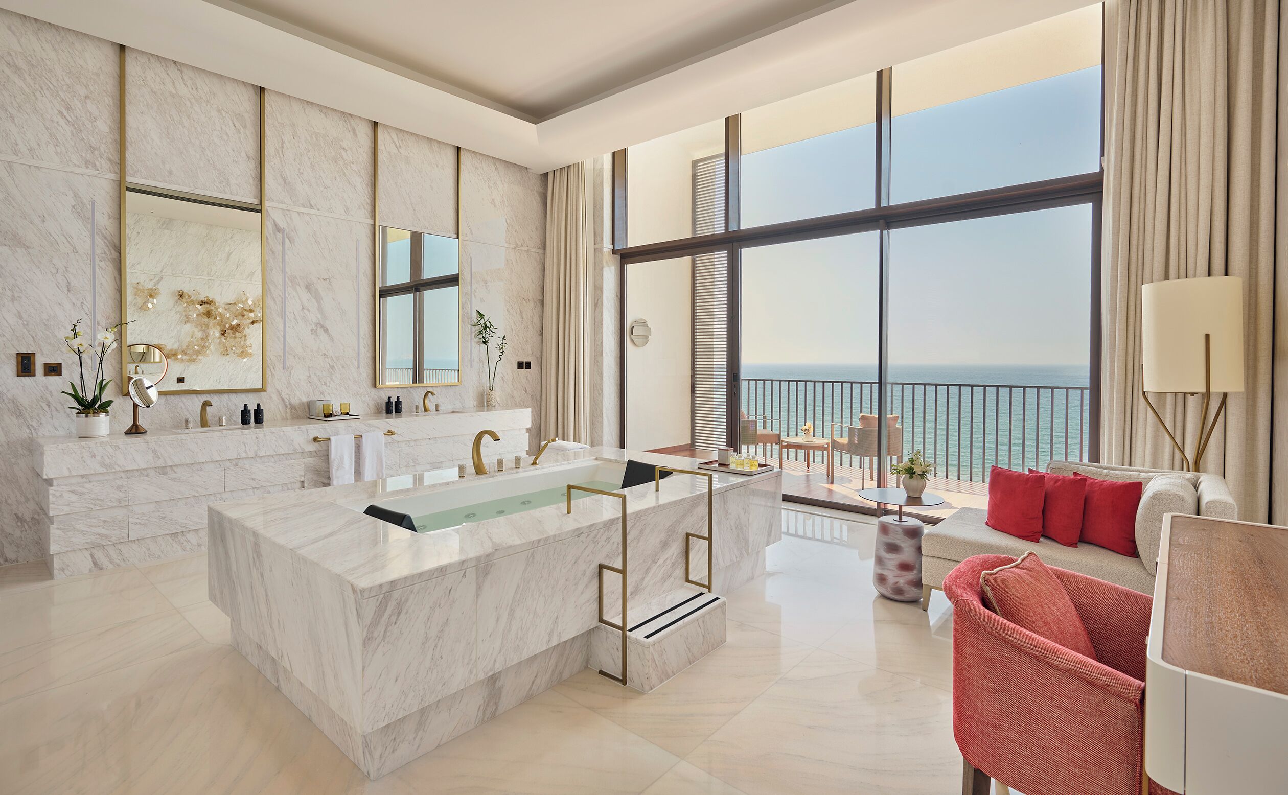 Royal Suite | Bathroom | Separate tub and shower, jetted tub, rainfall showerhead