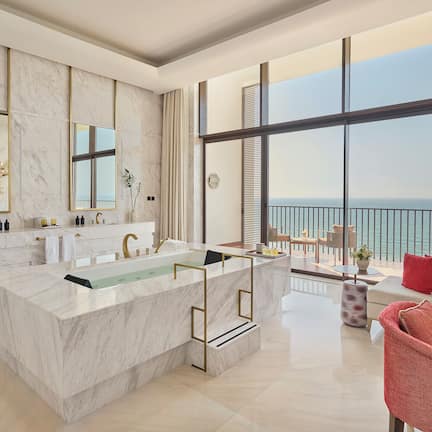 Royal Suite | Bathroom | Separate tub and shower, jetted tub, rainfall showerhead