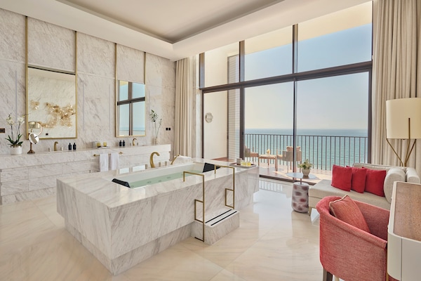 Royal Suite | Bathroom | Separate tub and shower, jetted tub, rainfall showerhead