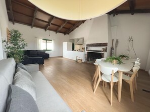 TV, fireplace