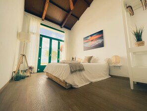 4 bedrooms, free WiFi, bed sheets - Idyllic Rural Retreat: Spacious 4BR House, BBQ, Wi-Fi, Near Beaches & Delta Wildlife Reserve (Deltebre)