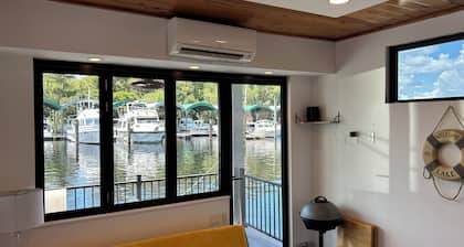 Luxury Floating House - Boat Tree Marina on St. John’s River, Sanford