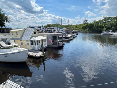 Luxury Floating House - Boat Tree Marina on St. John’s River, Sanford