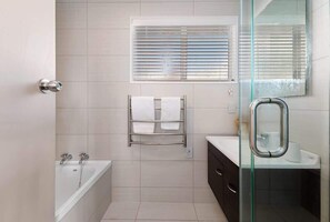 Shower, hair dryer, towels, shampoo - Top Spot Rotorua | Spa Pool & EV Charger (Rotorua)