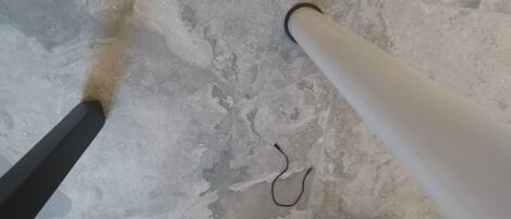 Douche, sĂšche-cheveux, serviettes fournies, savon