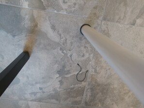 Doccia, asciugacapelli, asciugamani, sapone