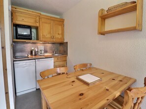 Kylskåp, diskmaskin, kaffe- och tebryggare och brödrost