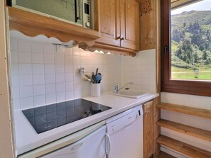 Réfrigérateur, four à micro-ondes, surface de cuisson, lave-vaisselle