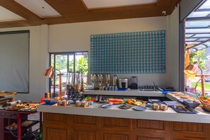 Free daily buffet breakfast 