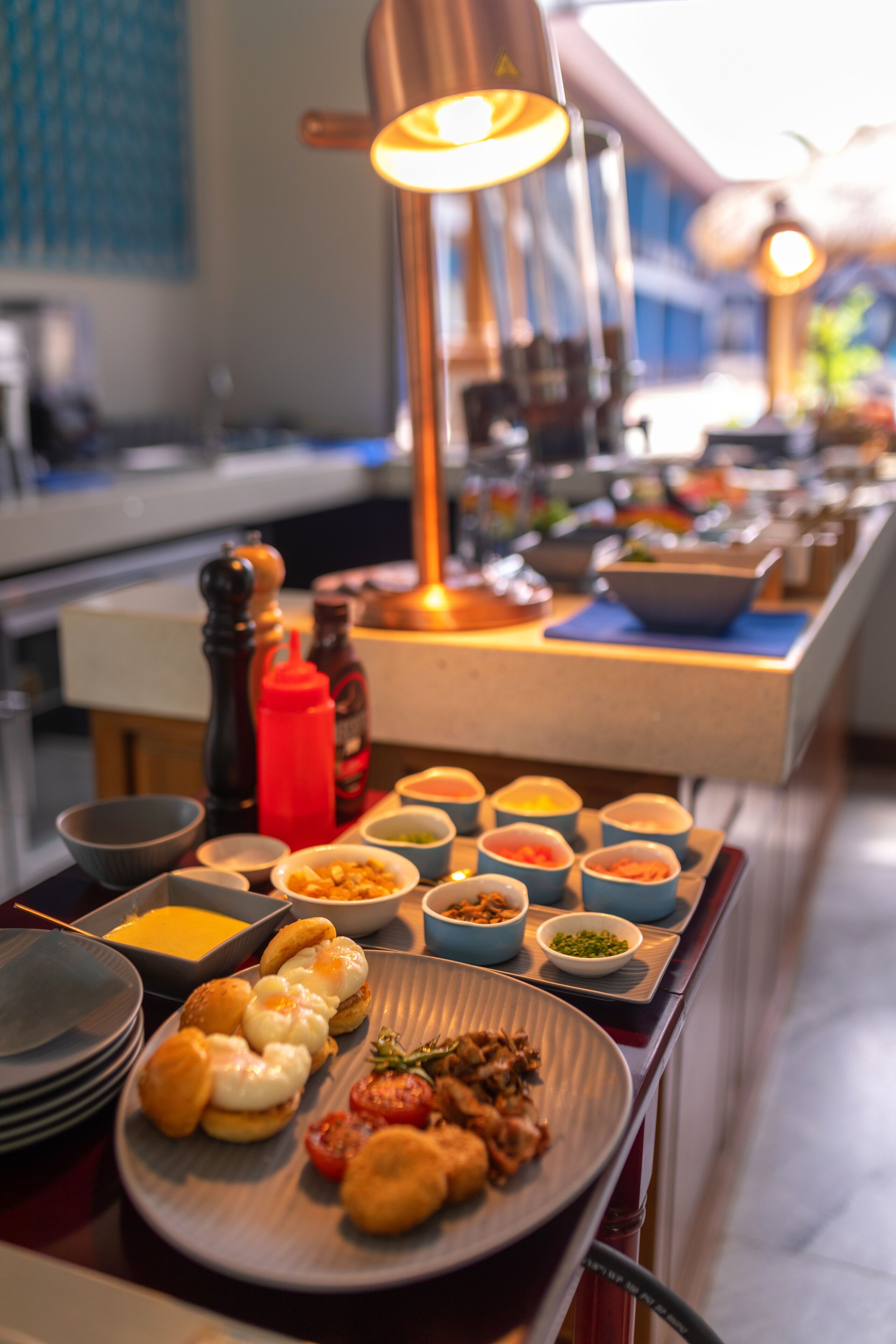 Una mesa de buffet con diversos platos y salsas.