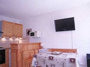 Dining - Cosy Studio for 4 with Terrace, Ski-In/Ski-Out & Central Location (Les Orres)