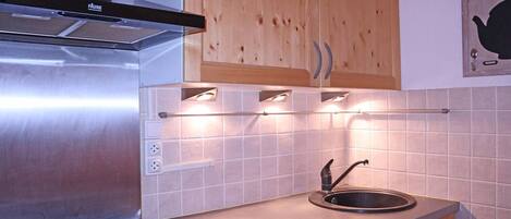 Een koelkast, een microgolfoven