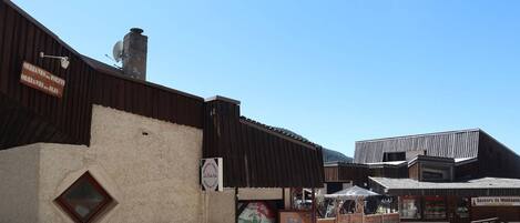 A rustic building with a sign reading "Sauveteurs de Montagne."