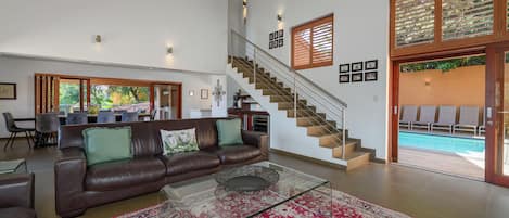 Luxe villa | Woonruimte | Een flatscreentelevisie