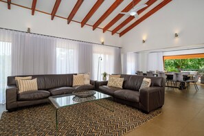 Luxury Villa | Ruang tamu | TV skrin rata 