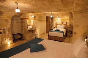 Deluxe Triple Room | Minibar, in-room safe, individually decorated, individually furnished - Peruna Cave (Nevsehir)