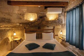 Deluxe Double Room | Minibar, in-room safe, individually decorated, individually furnished