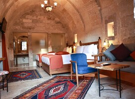 Deluxe-Dreibettzimmer | Minibar, Zimmersafe, individuell dekoriert, individuell eingerichtet