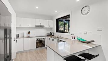 Refrigerador, microondas, horno, placa de cocina