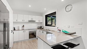 Kjøleskap, mikrobølgeovn, ovn og kokeplater