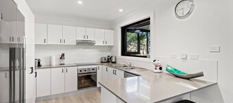 Pipers Spot - Pet Friendly - Fireplace with Swimming Pool