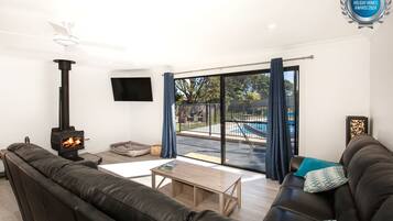 Smart TV, fireplace, books, stereo